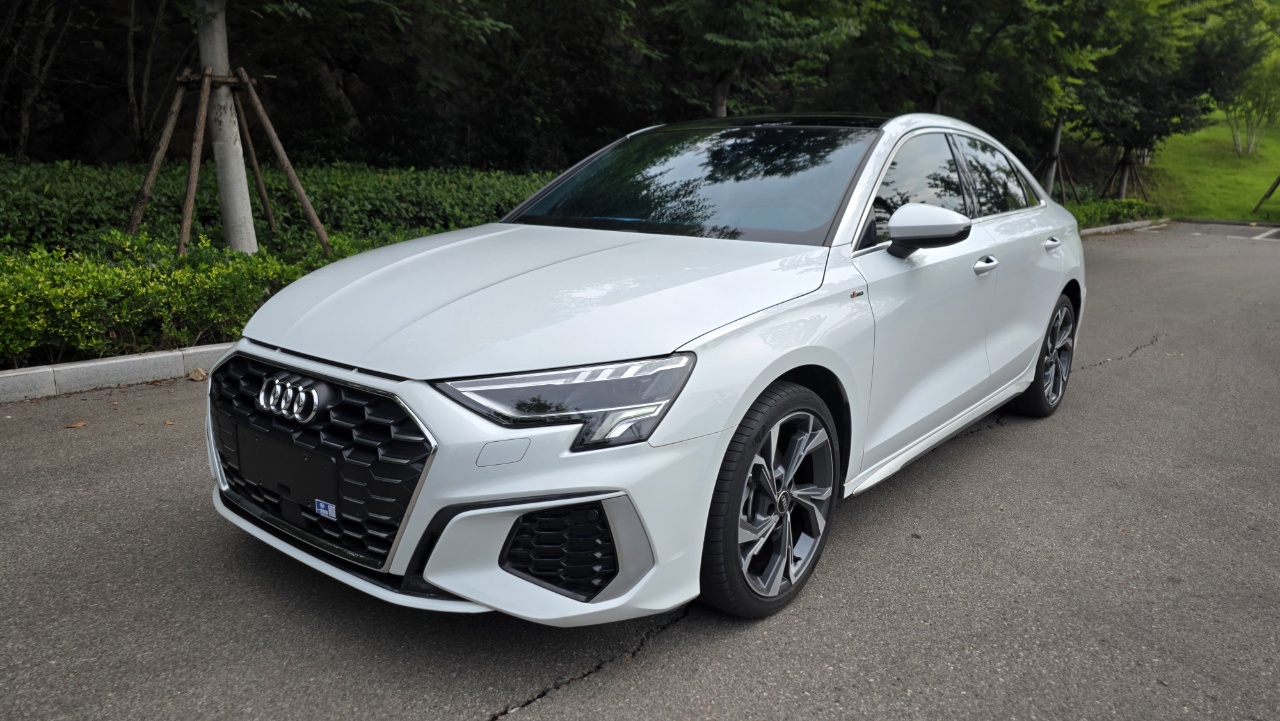 Audi A3L Limousine 35 TFSI Luxury Sport - Фото 1