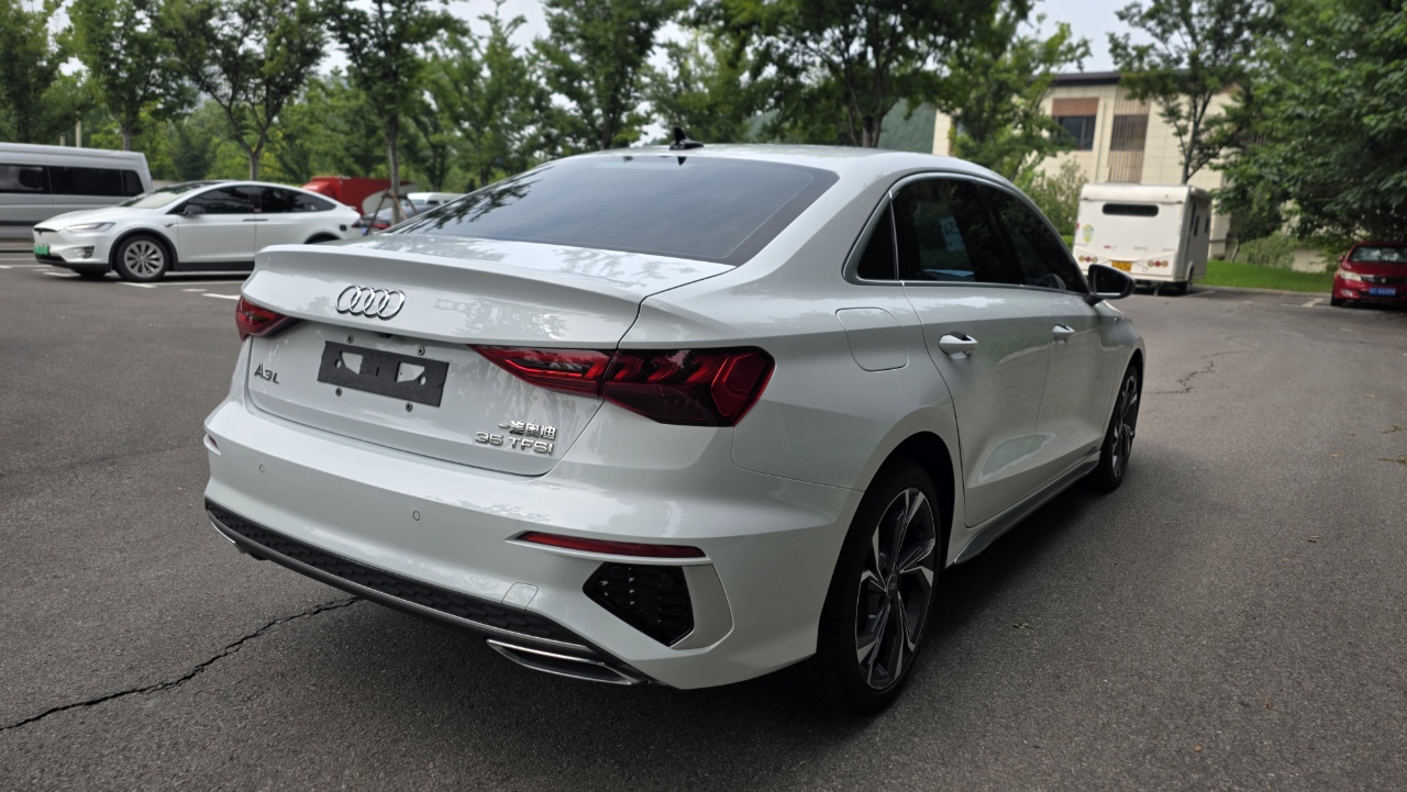 Audi A3L Limousine 35 TFSI Luxury Sport - Фото 3