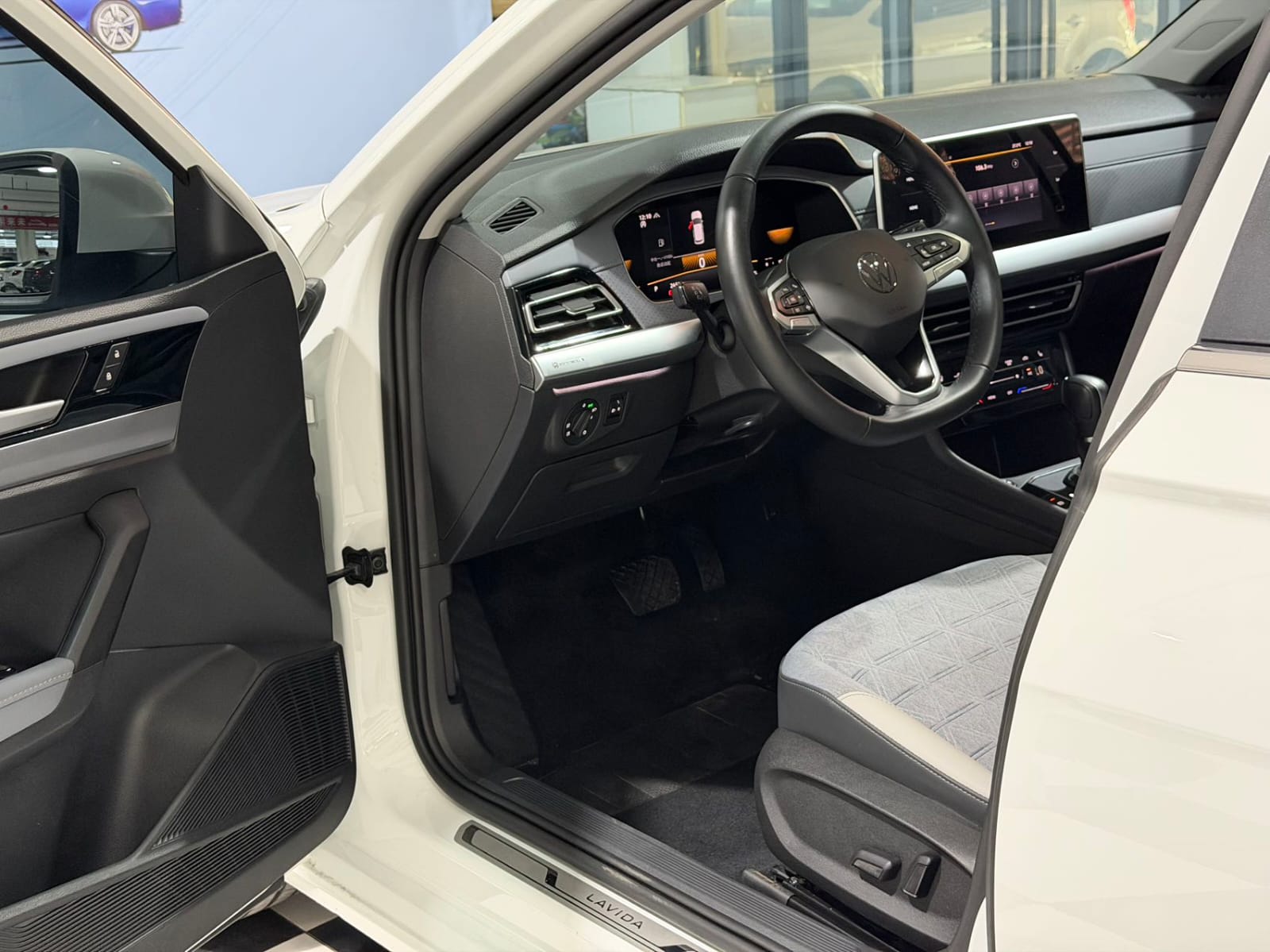 Volkswagen Lavida 280TSI - Фото 3