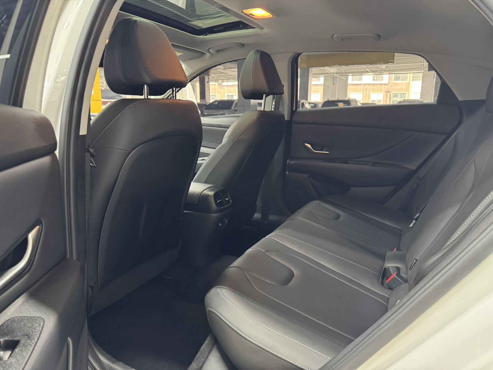 Hyundai Elantra 1.5L CVT LUX Premium Edition