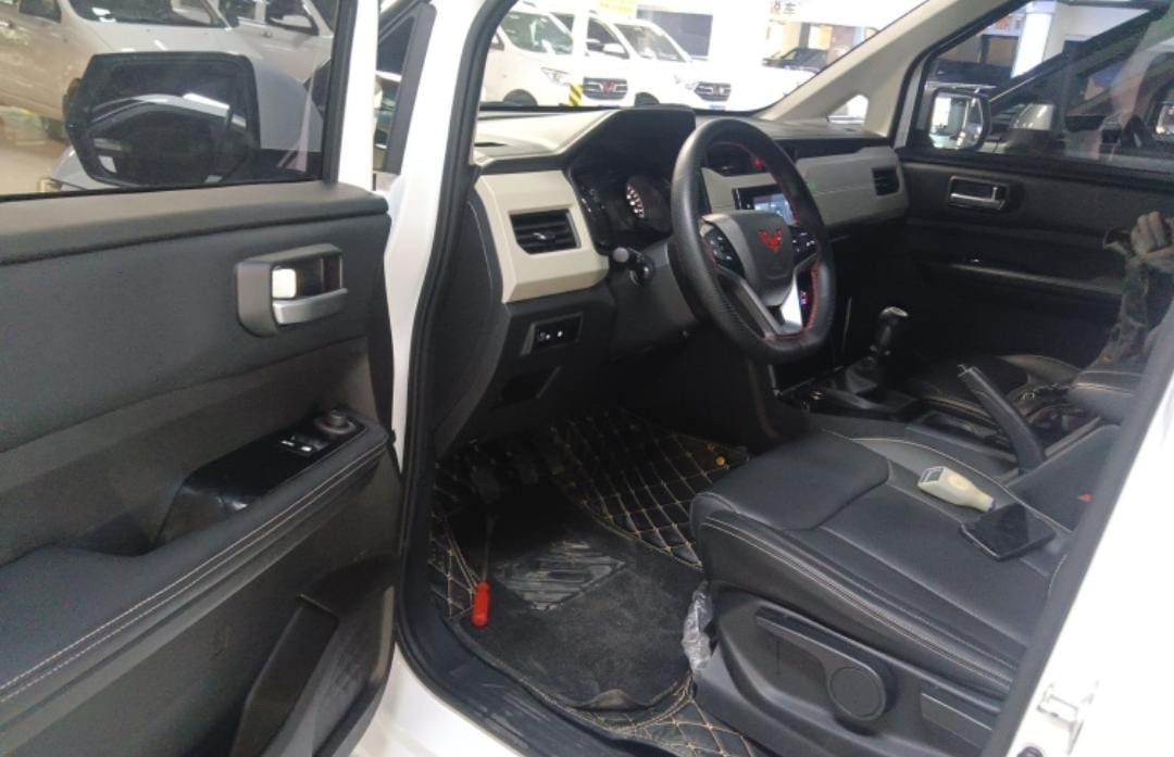 Wuling Hongguang 1.5T Manual Luxury Edition