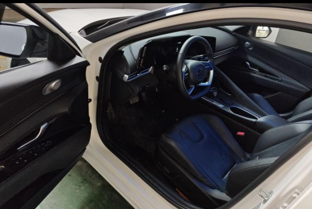 Hyundai Elantra 1.5L CVT LUX Premium Edition