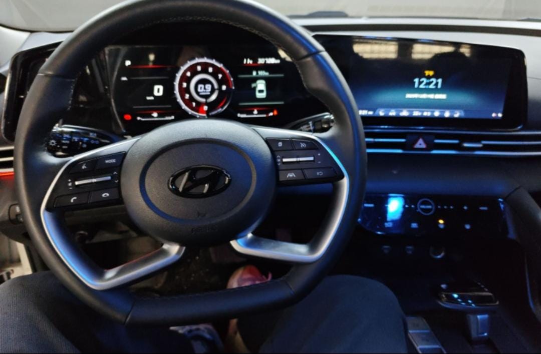 Hyundai Elantra 1.5L CVT LUX Premium Edition