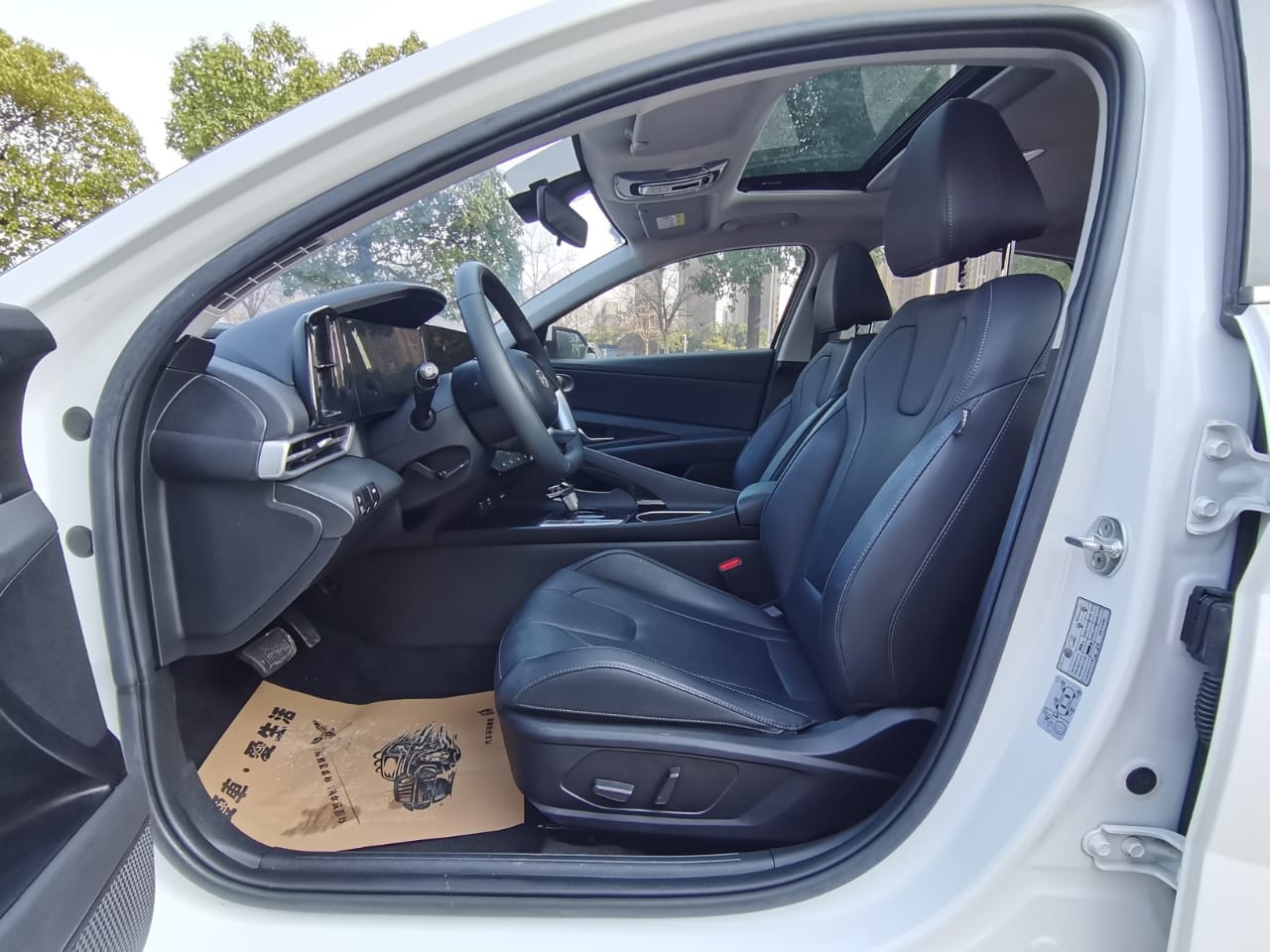 Hyundai Elantra 1.5L CVT LUX Premium Edition