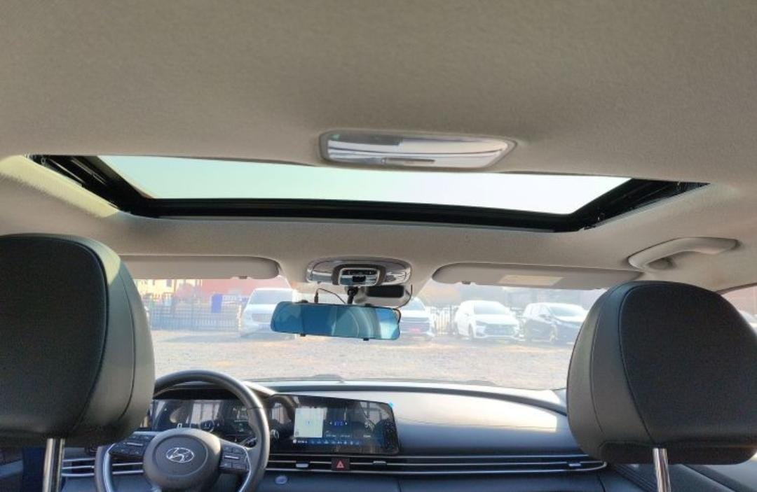 Hyundai Elantra 1.5L CVT LUX Premium Edition