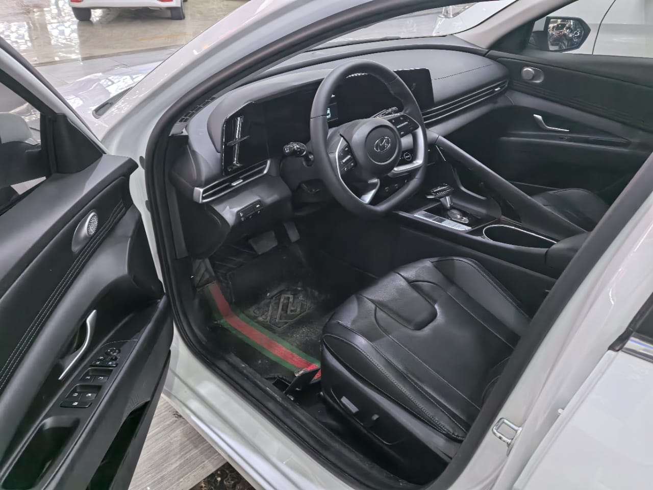 Hyundai Elantra 1.5L CVT LUX Premium Edition