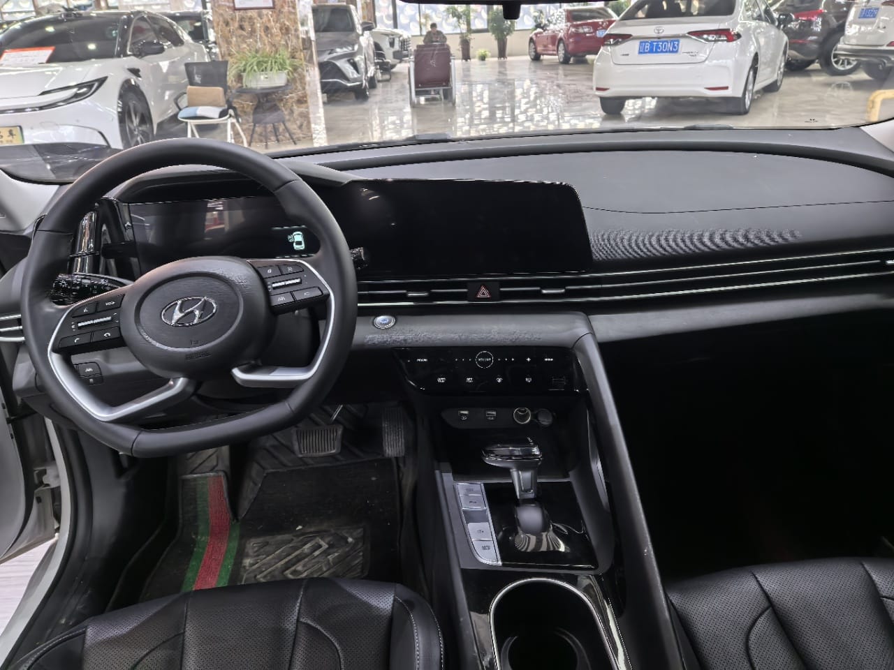 Hyundai Elantra 1.5L CVT LUX Premium Edition