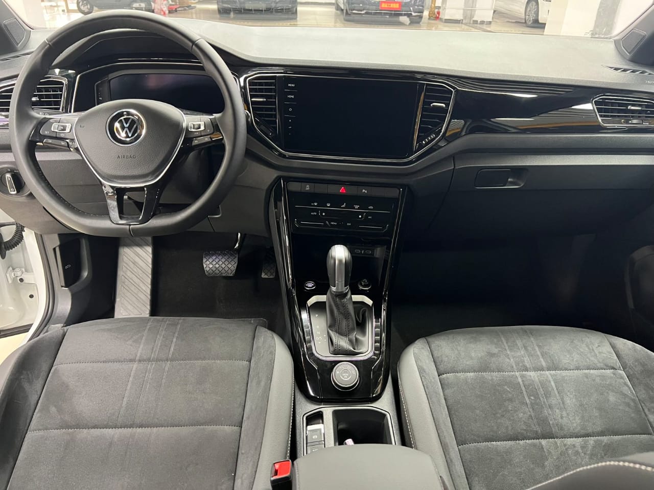 Volkswagen T-Roc L  280TSI DSG 4WD Роскошная версия