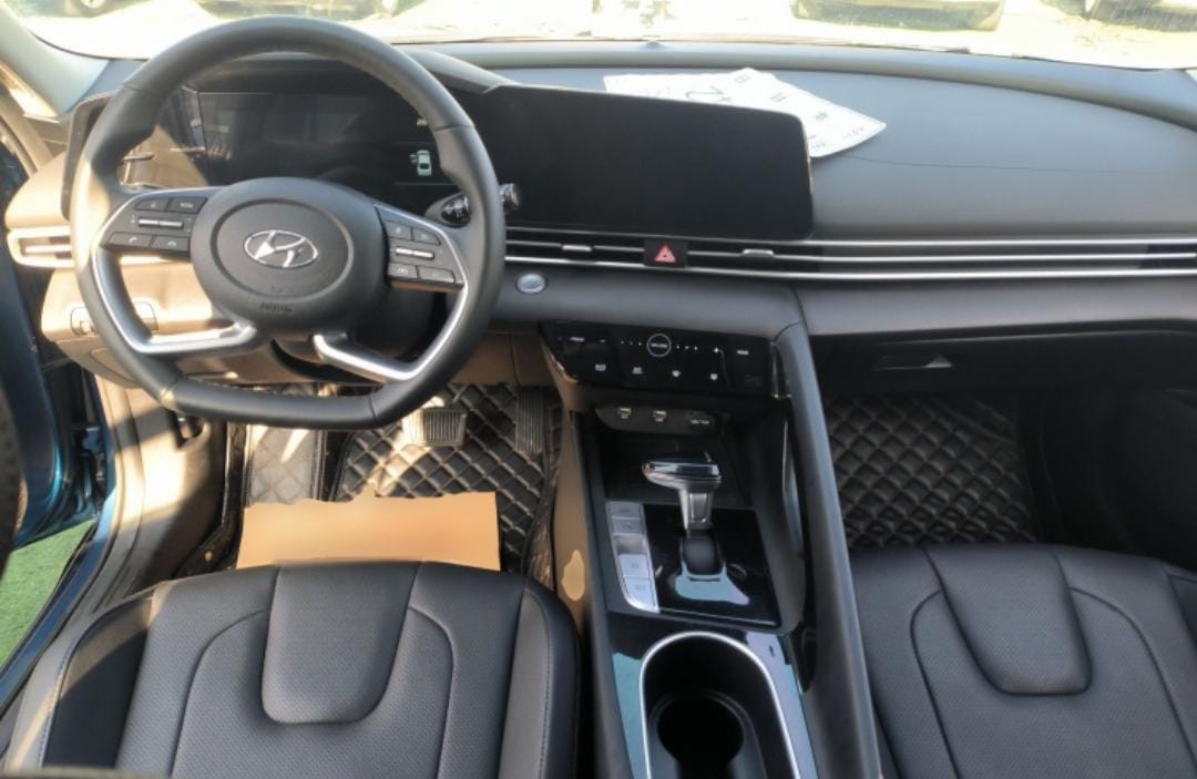 Hyundai Elantra 1.5L CVT LUX Premium Edition