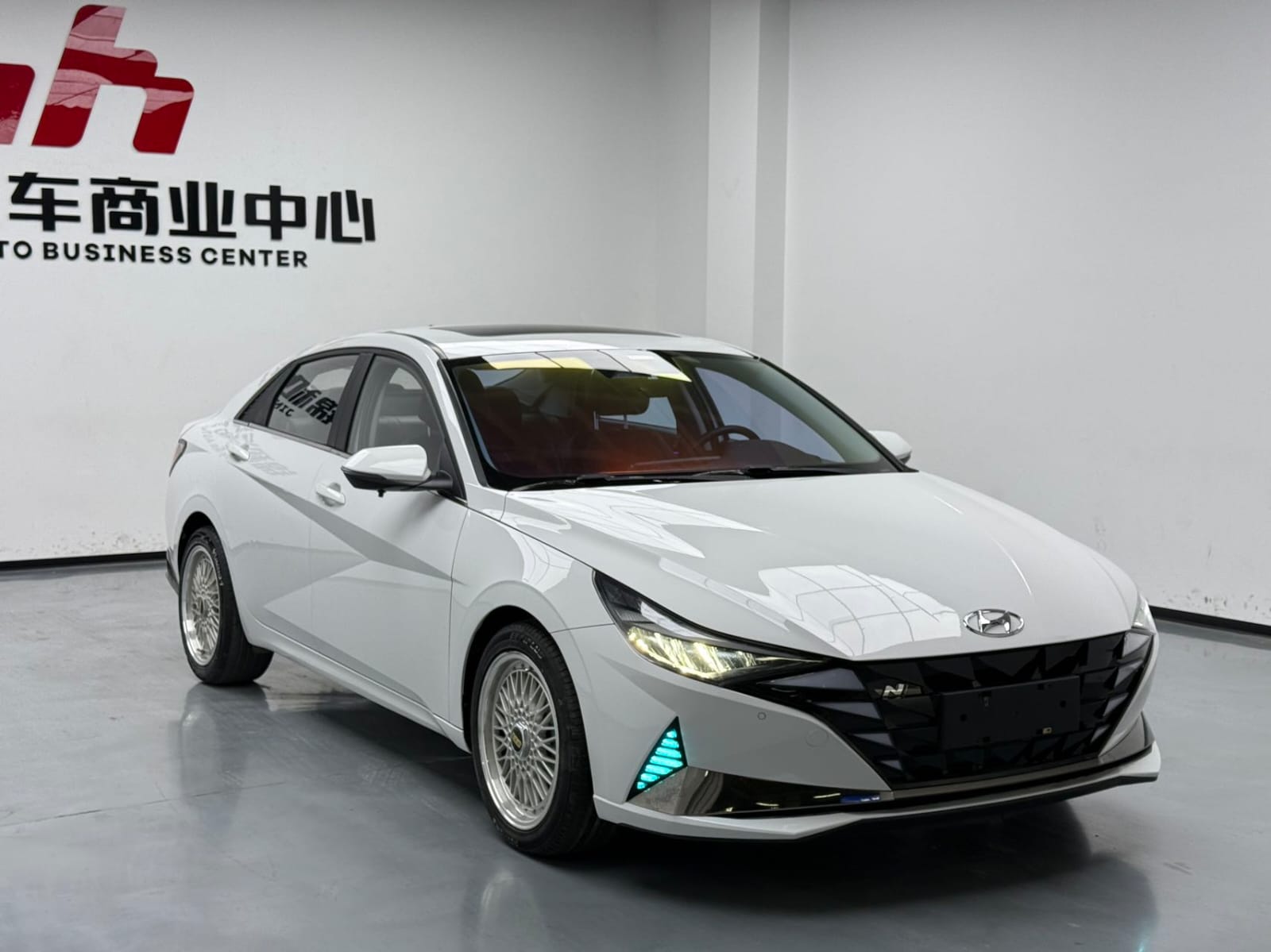 Hyundai Elantra 1.5L CVT LUX Premium Edition