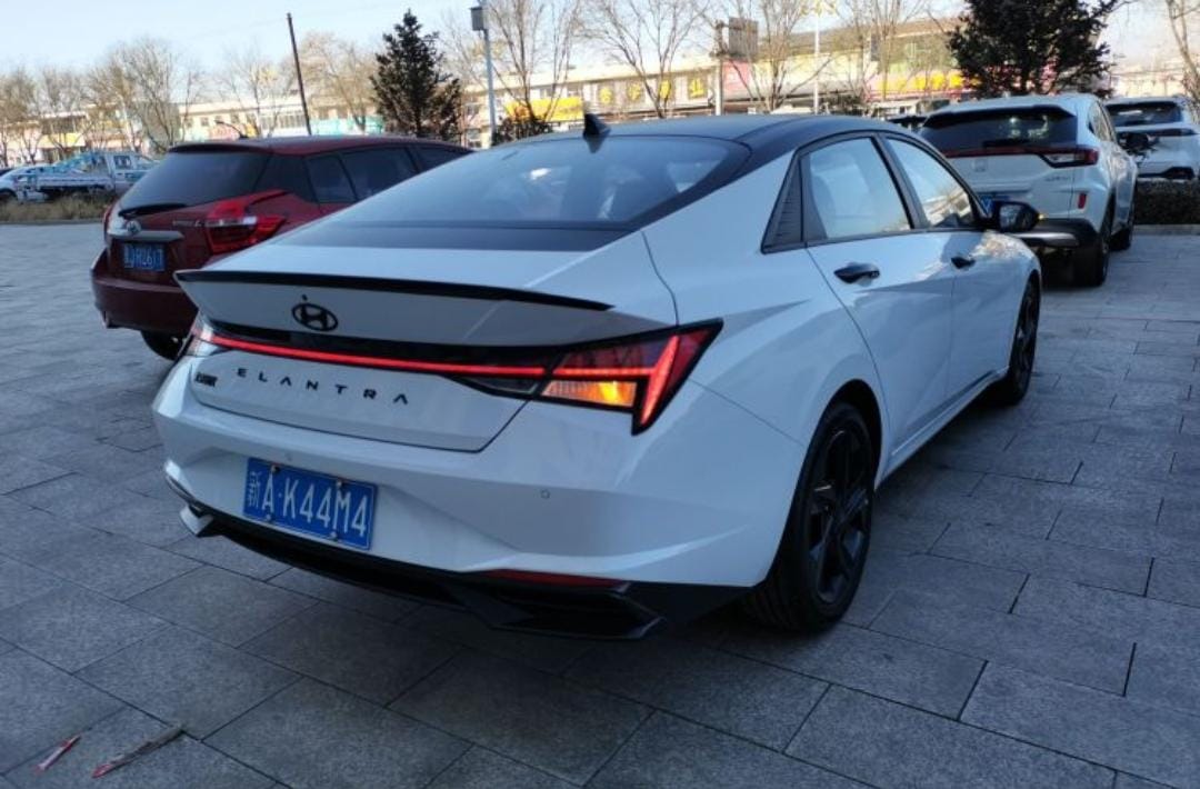 Hyundai Elantra 1.5L CVT LUX Premium Edition