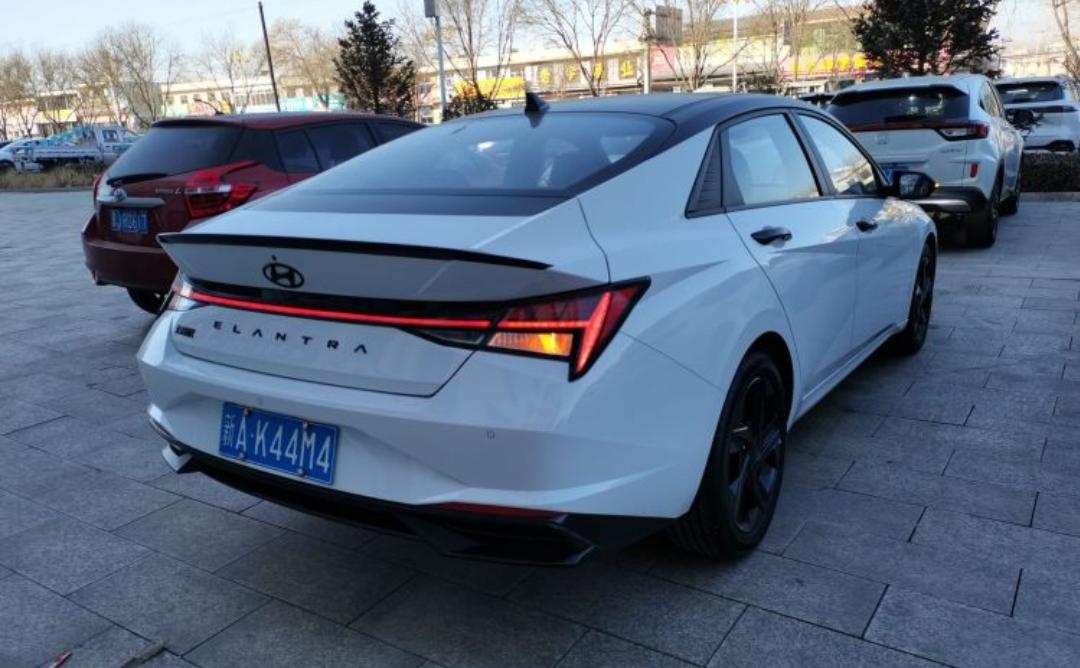 Hyundai Elantra 1.5L CVT LUX Premium Edition