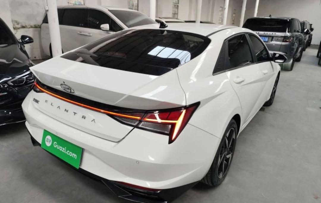 Hyundai Elantra 1.5L CVT LUX Premium Edition