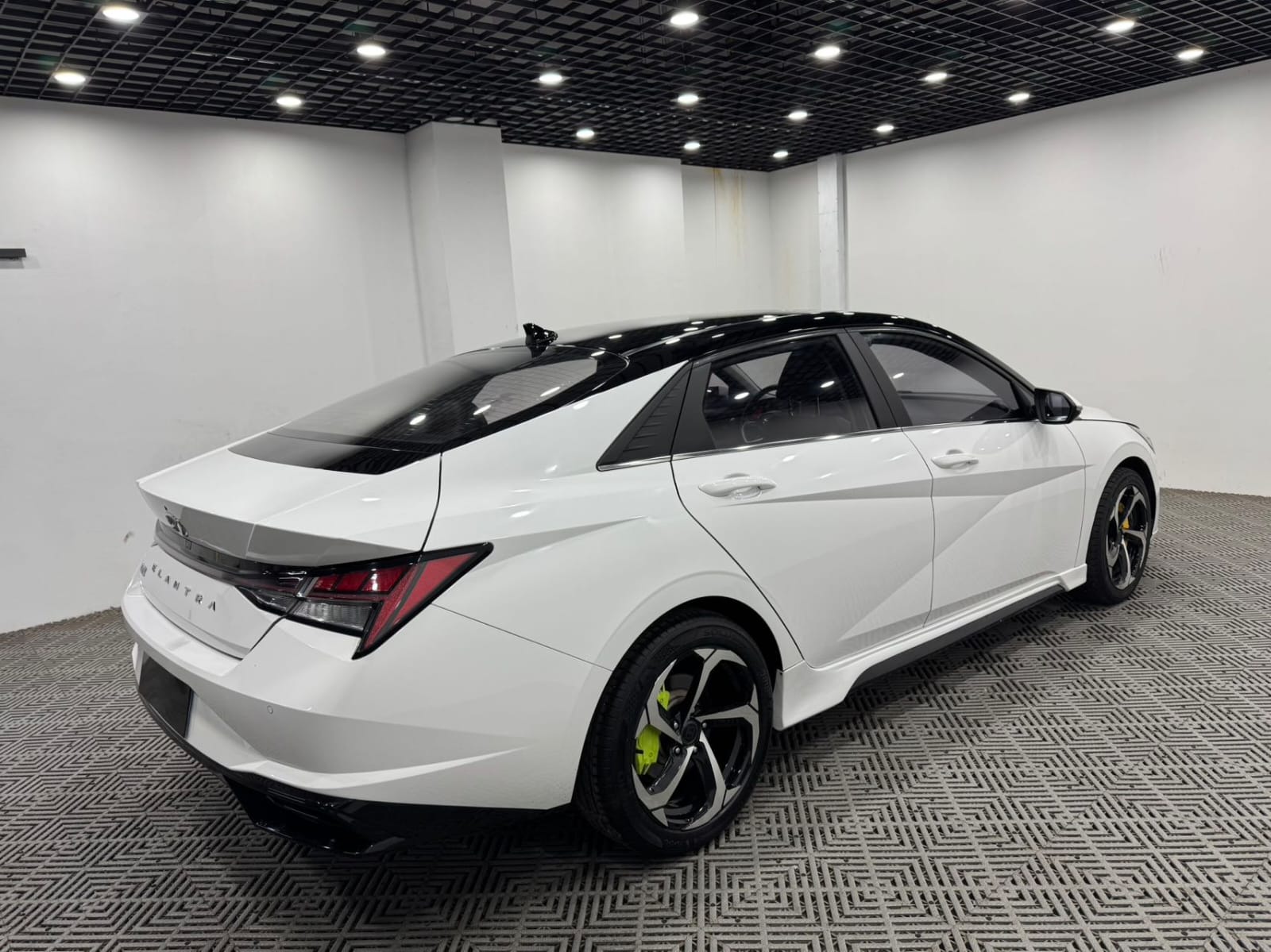 Hyundai Elantra 1.5L CVT LUX Premium Edition