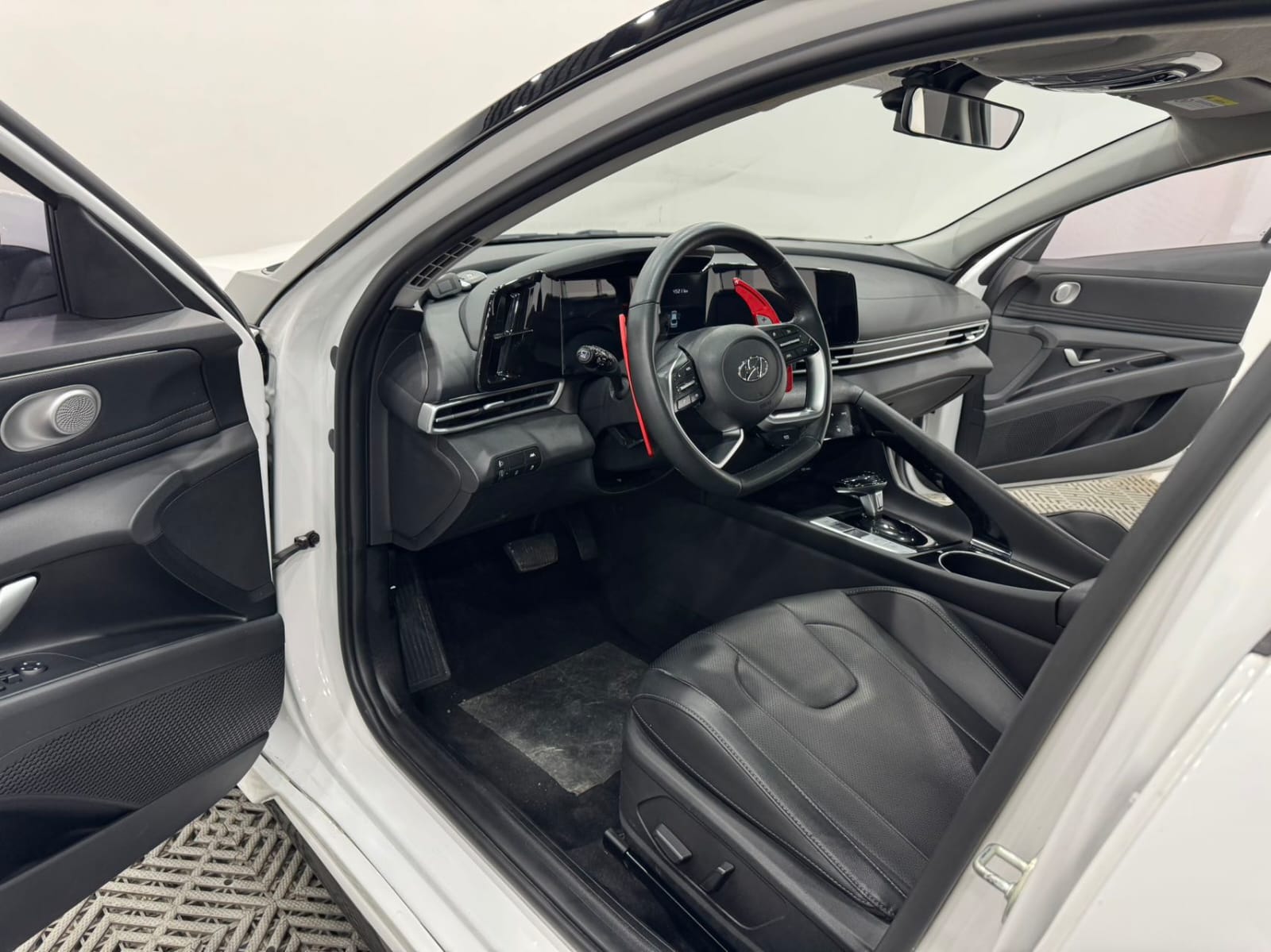 Hyundai Elantra 1.5L CVT LUX Premium Edition