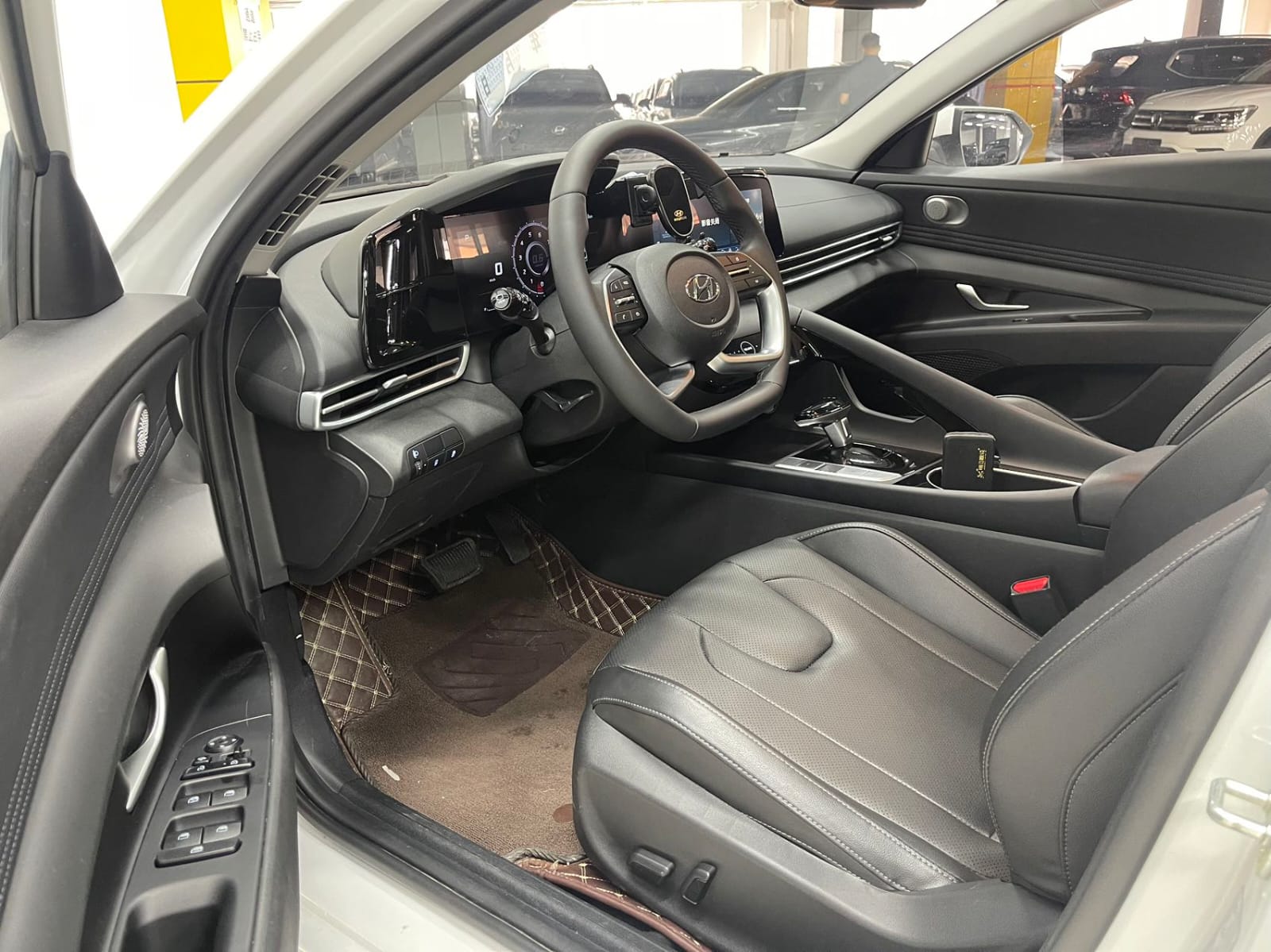 Hyundai Elantra 1.5L CVT LUX Premium Edition