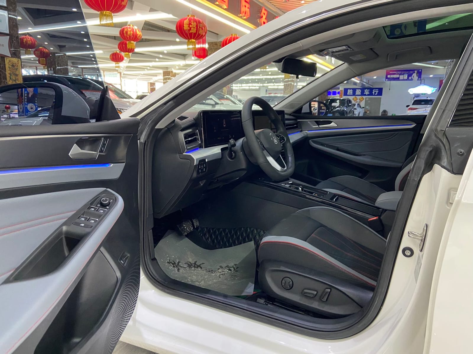 Volkswagen Lamando L 280TSI DSG Cool Hot Version