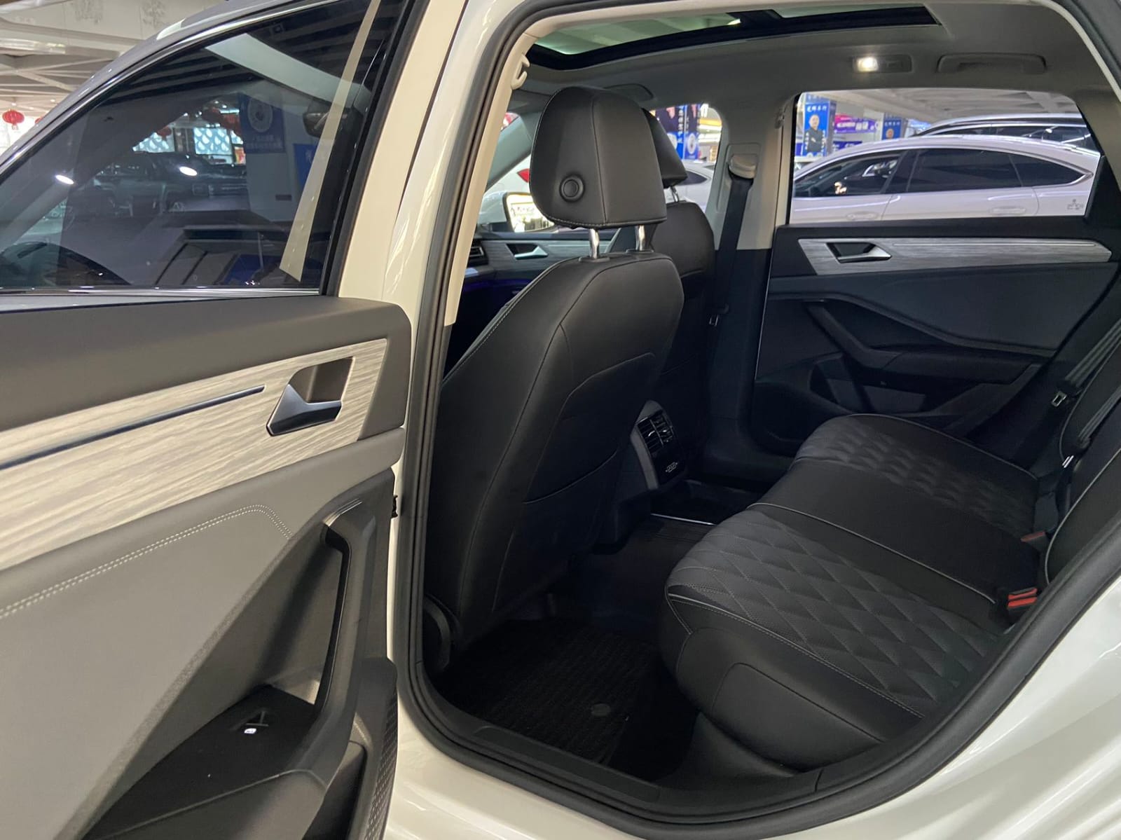 Volkswagen Sagitar 280TSI DSG Overpass Edition