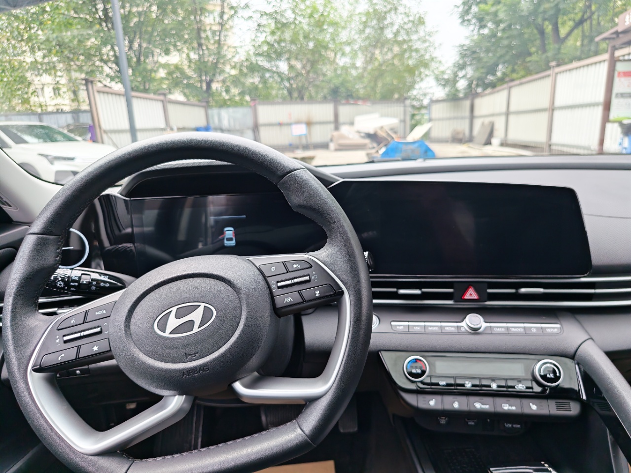 Hyundai Elantra 1.5L LUX Premium