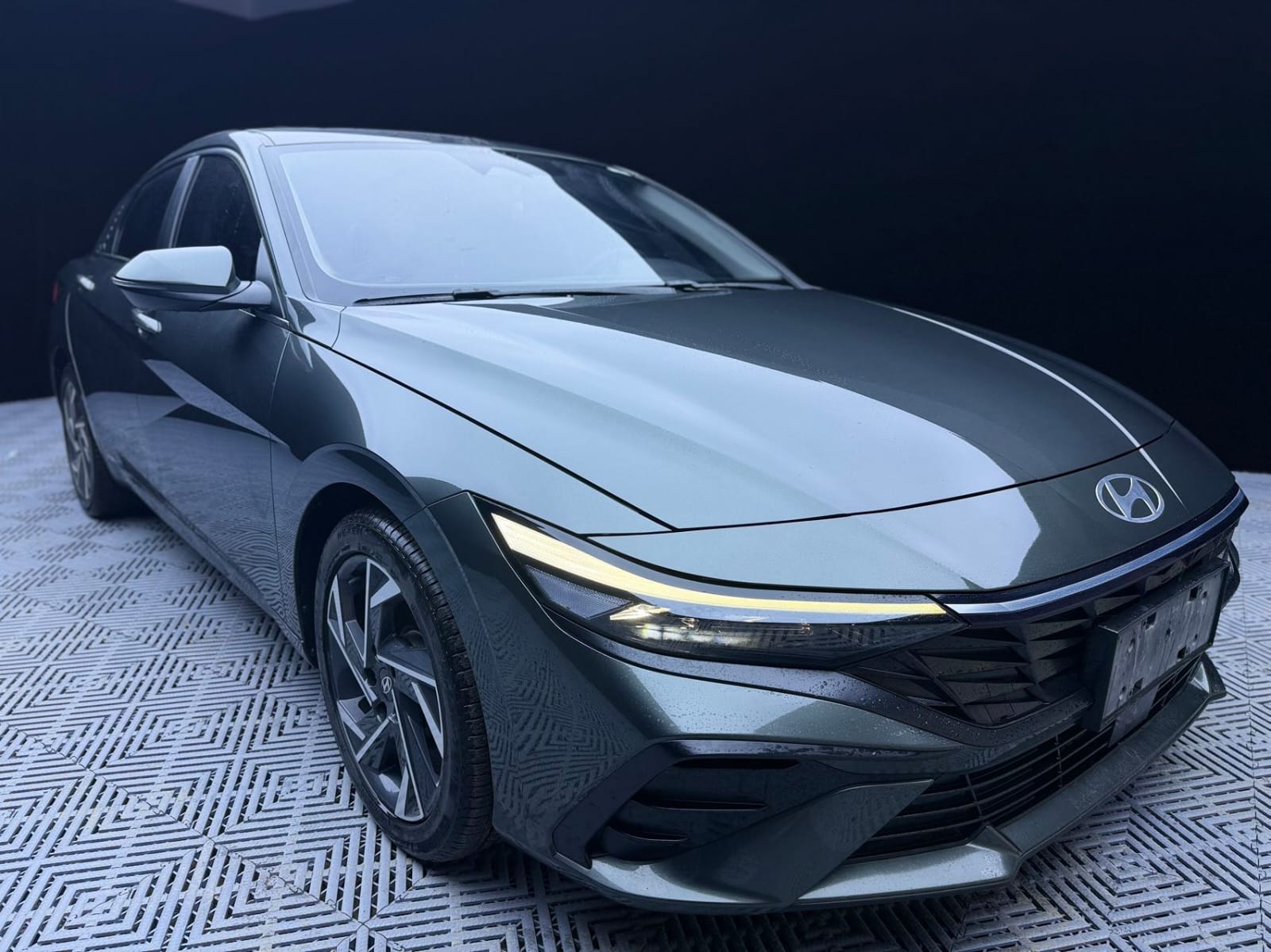 Hyundai Elantra 1.5L CVT LUX Premium Edition