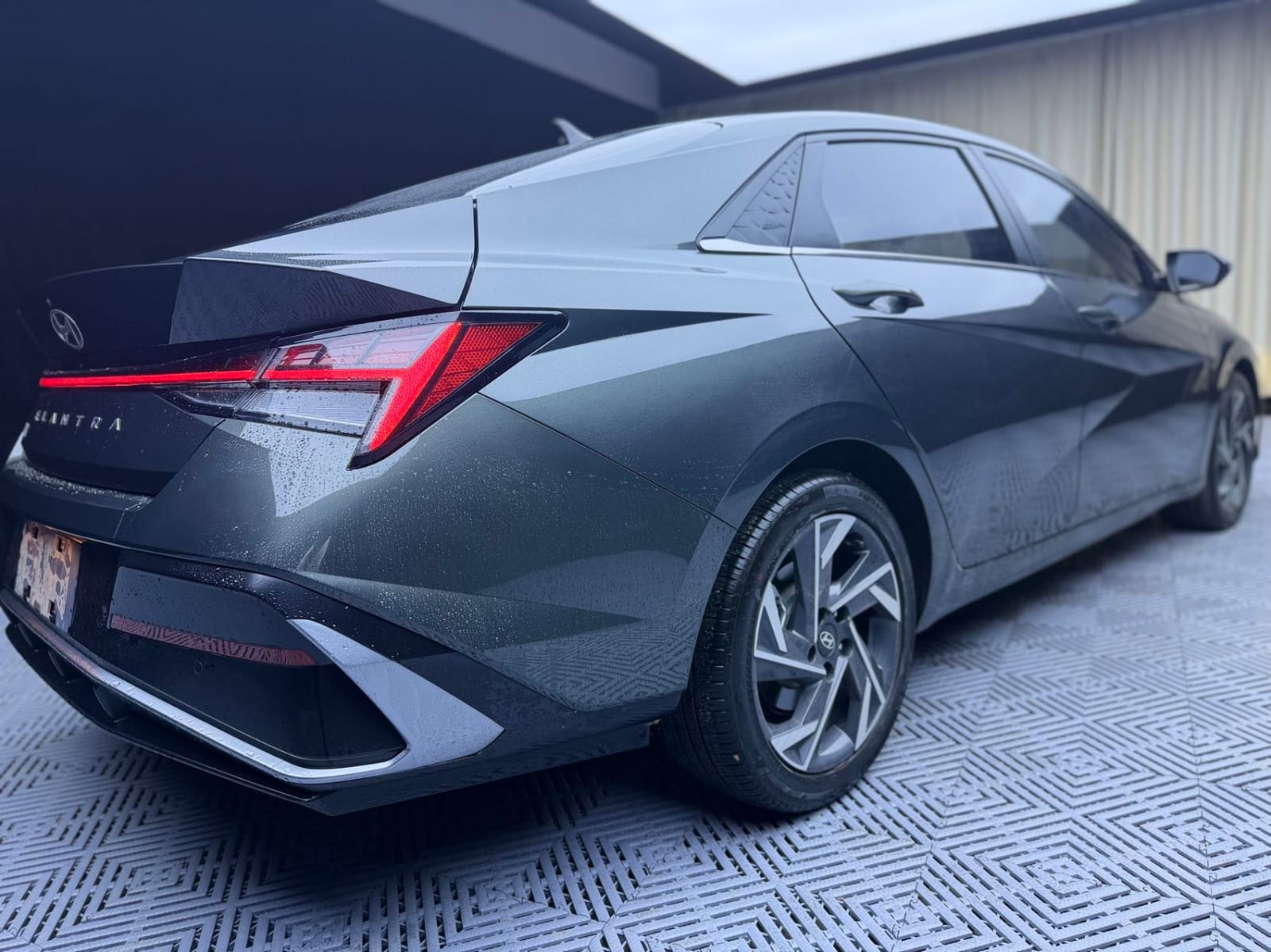 Hyundai Elantra 1.5L CVT LUX Premium Edition