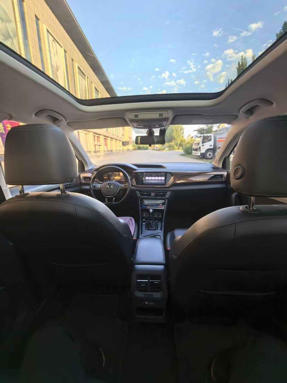 Volkswagen Tharu 1.4T 280TSI Deluxe Edition
