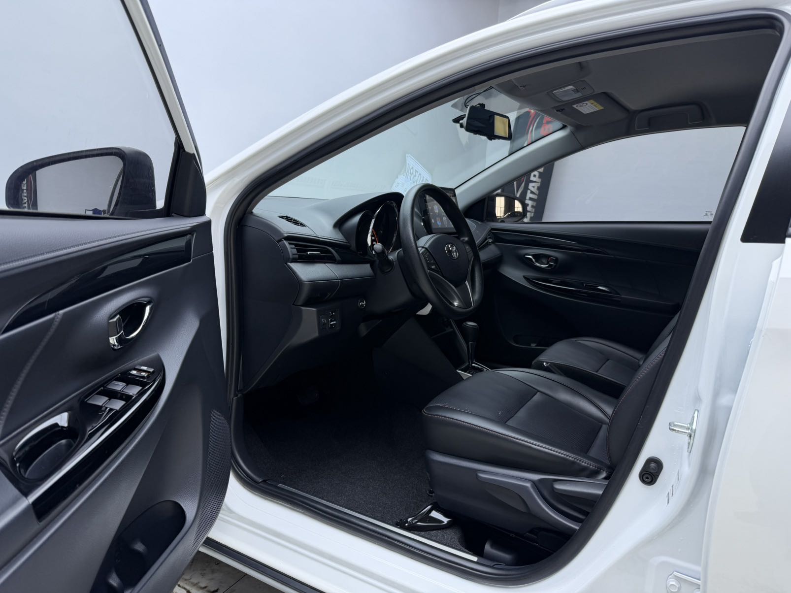 Toyota Yaris L Glamour CVT Deluxe PLUS Edition