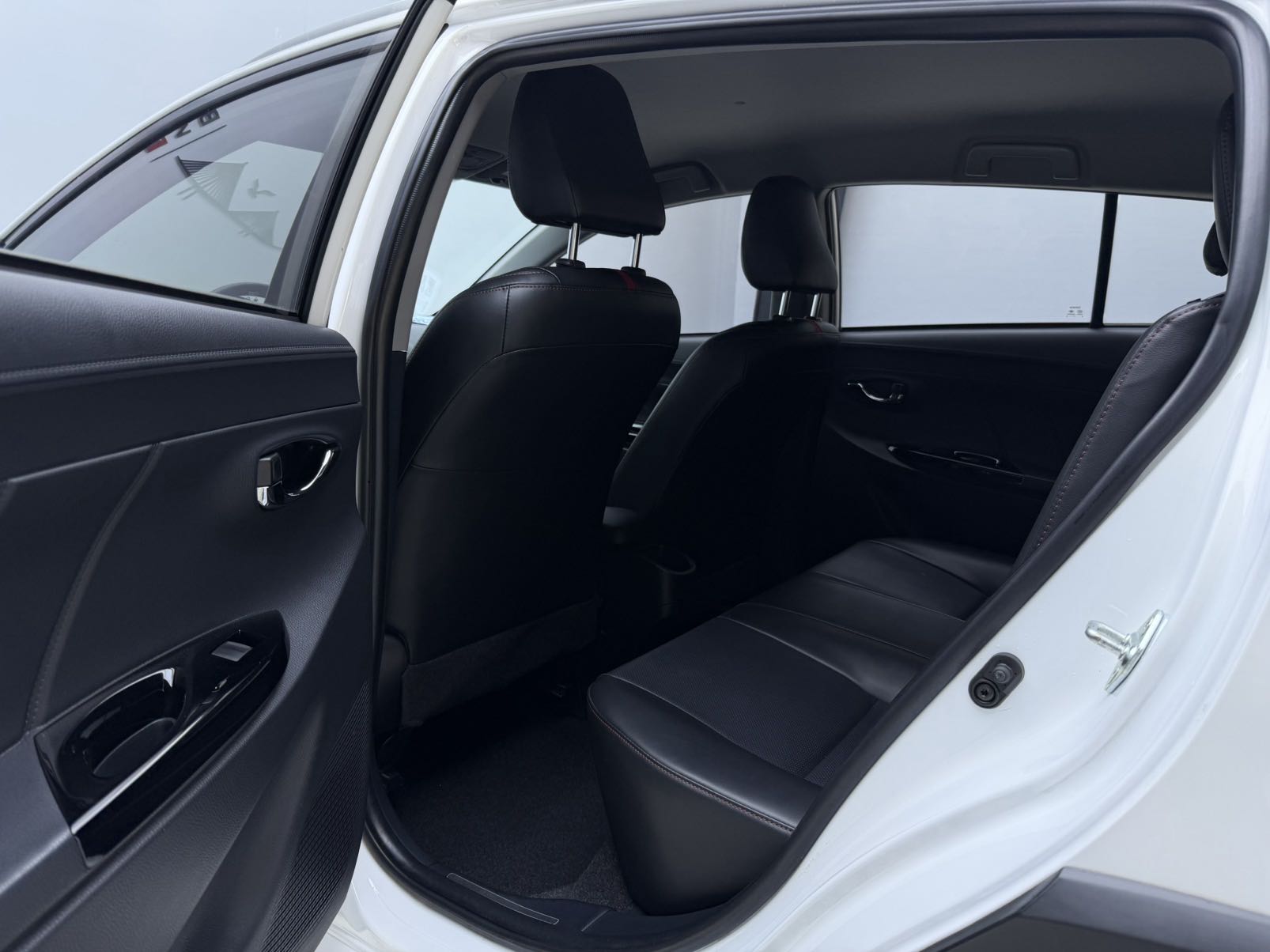 Toyota Yaris L Glamour CVT Deluxe PLUS Edition