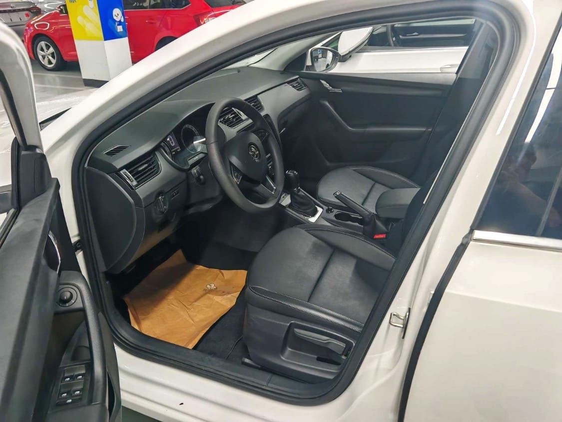 Skoda Octavia 1.5L Automatic Comfort Edition - Фото 3