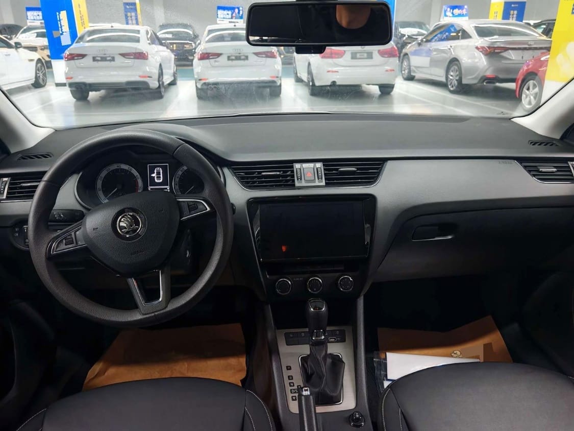 Skoda Octavia 1.5L Automatic Comfort Edition - Фото 5