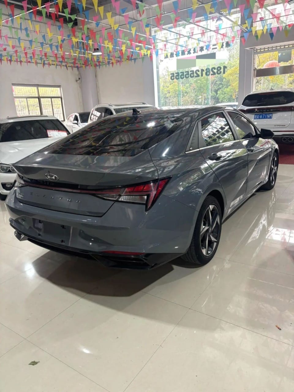 Hyundai Elantra 1.5L LUX Premium Edition - Фото 3
