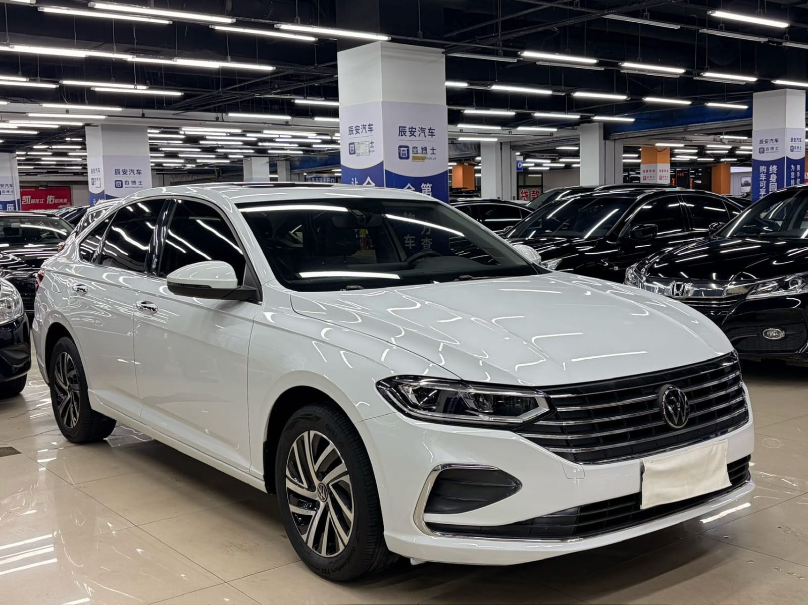 Volkswagen Lavida1.5L Automatic Five Million Edition - Фото 2