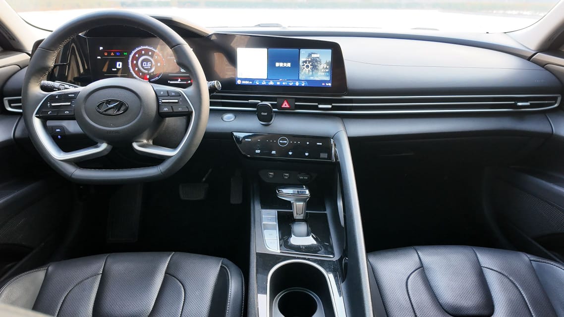 Hyundai Elantra 2022 1.5L CVT LUX Premium Edition