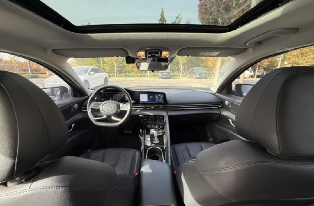 Hyundai Elantra 2021 1.5L CVT LUX Premium Edition