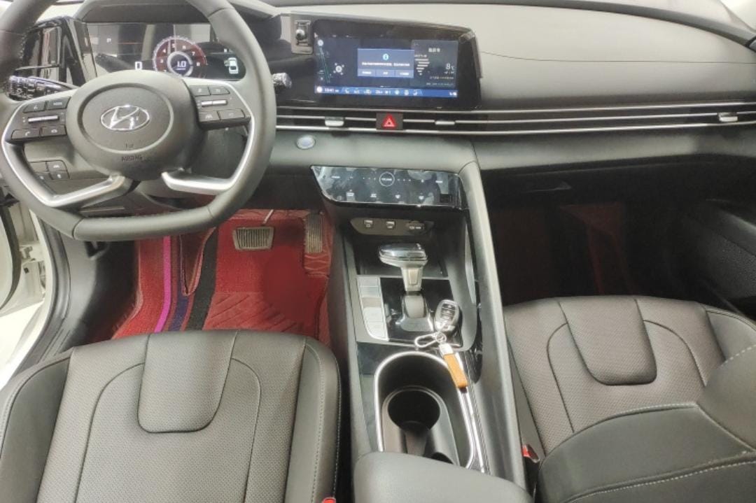 Hyundai Elantra 2023 1.5L CVT LUX Premium Edition