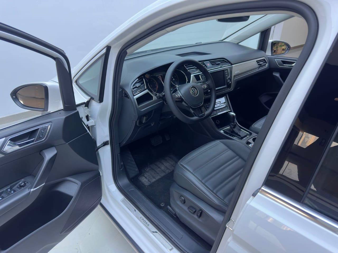 Volkswagen Touran L 280TSI DSG Extended Edition 7 мест 2022